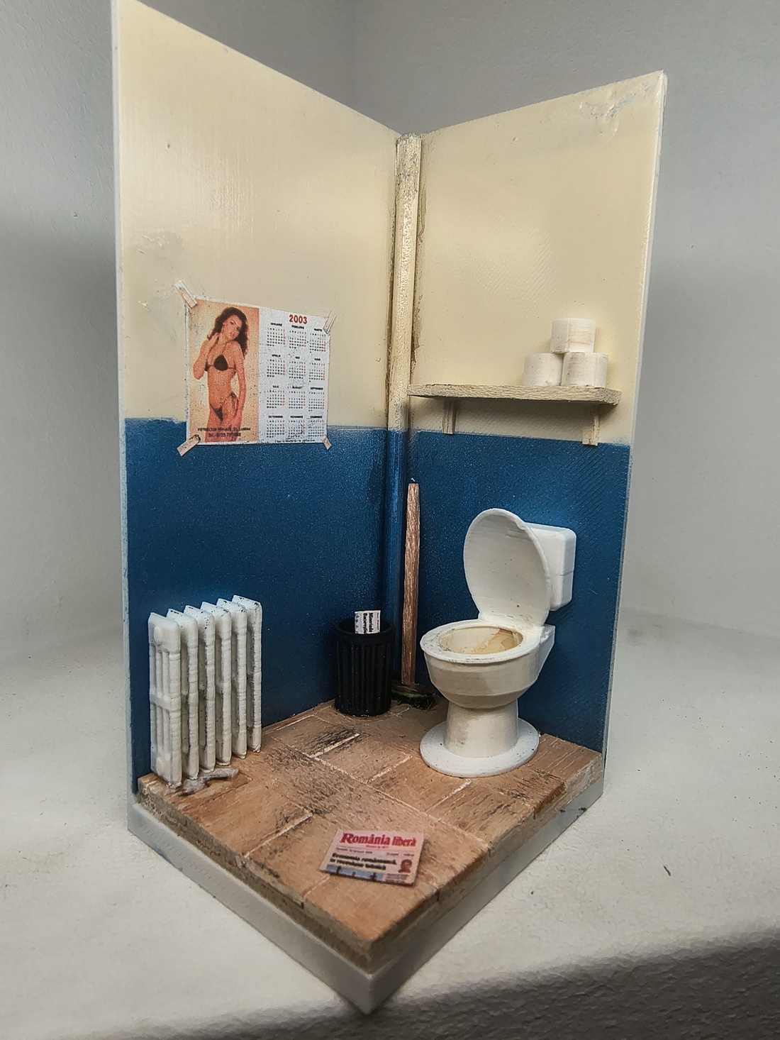 Machetă rustică în miniatură - WC public - casă & stil de viață - decorațiuni de casă - decorațiuni de masă și rafturi - decorațiuni de masă - Artynos.ro