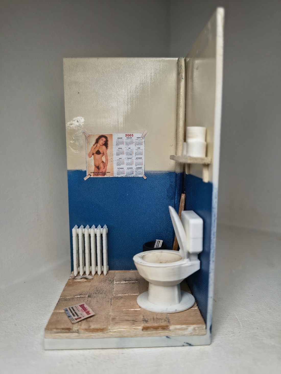 Machetă rustică în miniatură - WC public - casă & stil de viață - decorațiuni de casă - decorațiuni de masă și rafturi - decorațiuni de masă - Artynos.ro