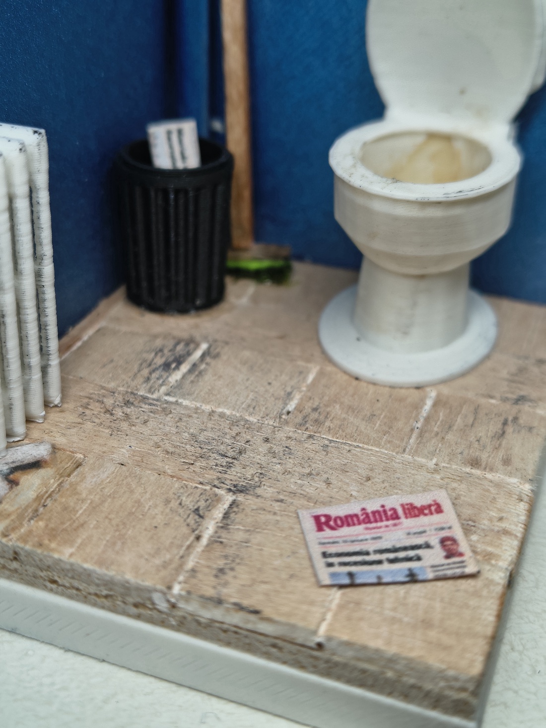 Machetă rustică în miniatură - WC public - casă & stil de viață - decorațiuni de casă - decorațiuni de masă și rafturi - decorațiuni de masă - Artynos.ro
