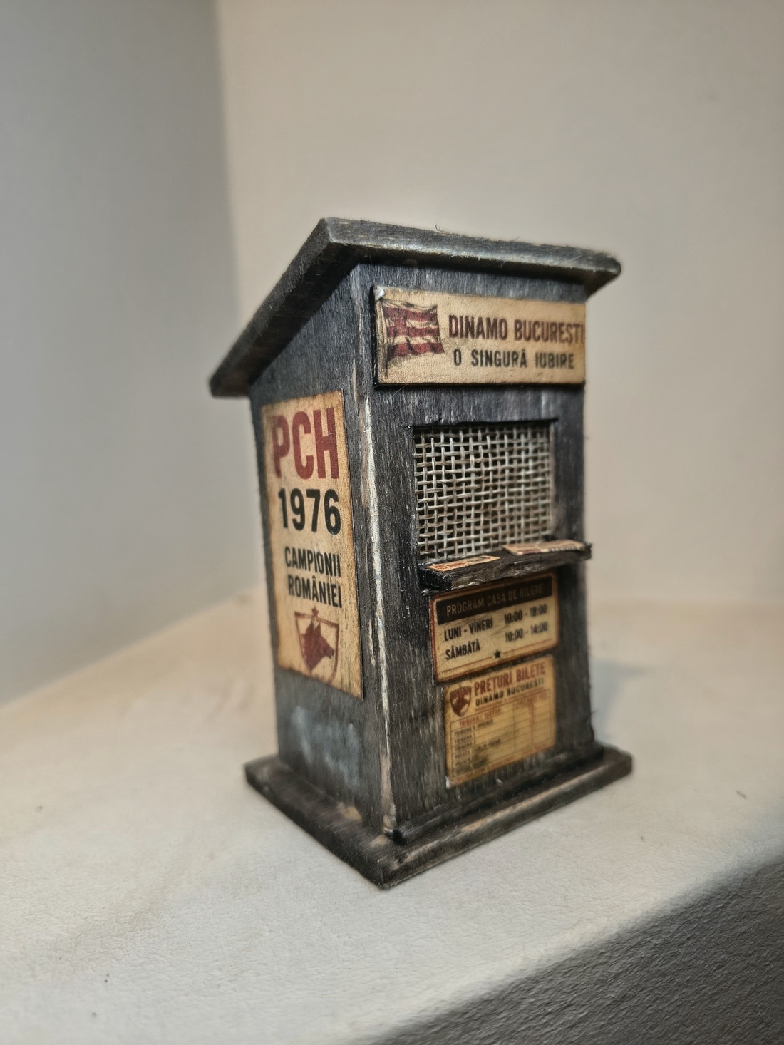 Machetă rustică în miniatură - casă de bilete Dinamo - casă & stil de viață - decorațiuni de casă - decorațiuni de masă și rafturi - decorațiuni de masă - Artynos.ro
