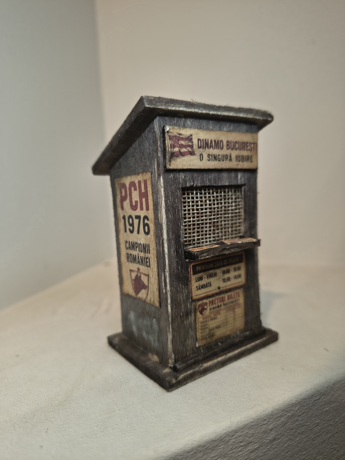 Machetă rustică în miniatură - casă de bilete Dinamo - casă & stil de viață - decorațiuni de casă - decorațiuni de masă și rafturi - decorațiuni de masă - Artynos.ro