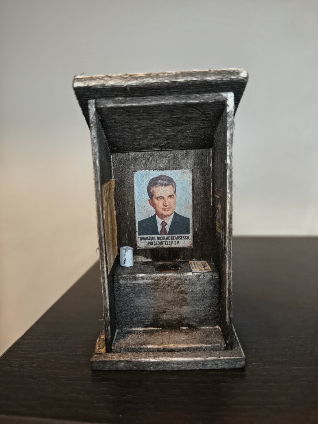 Machetă rustică în miniatură - WC de Curte - casă & stil de viață - decorațiuni de casă - decorațiuni de masă și rafturi - decorațiuni de masă - Artynos.ro