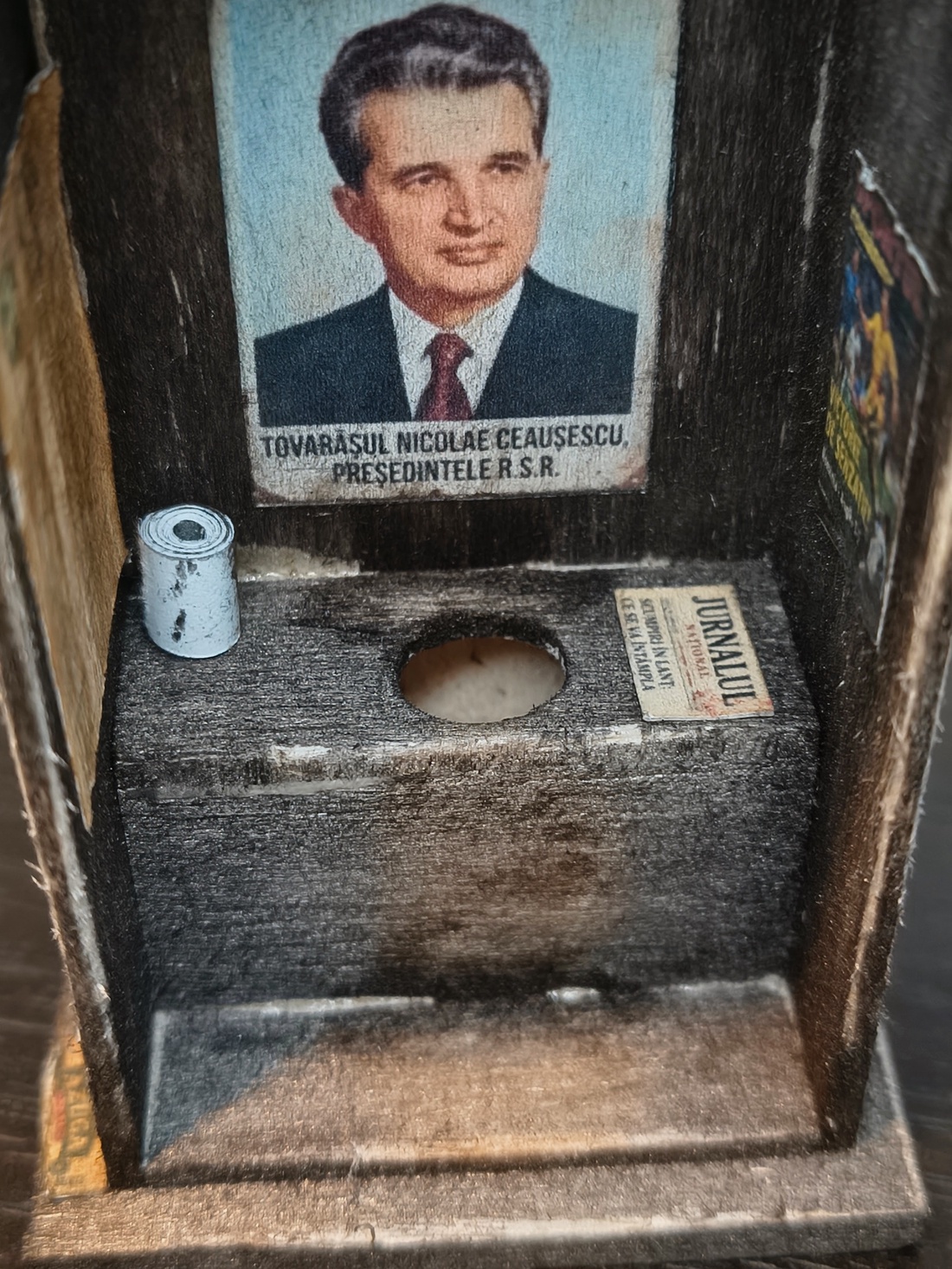 Machetă rustică în miniatură - WC de Curte - casă & stil de viață - decorațiuni de casă - decorațiuni de masă și rafturi - decorațiuni de masă - Artynos.ro