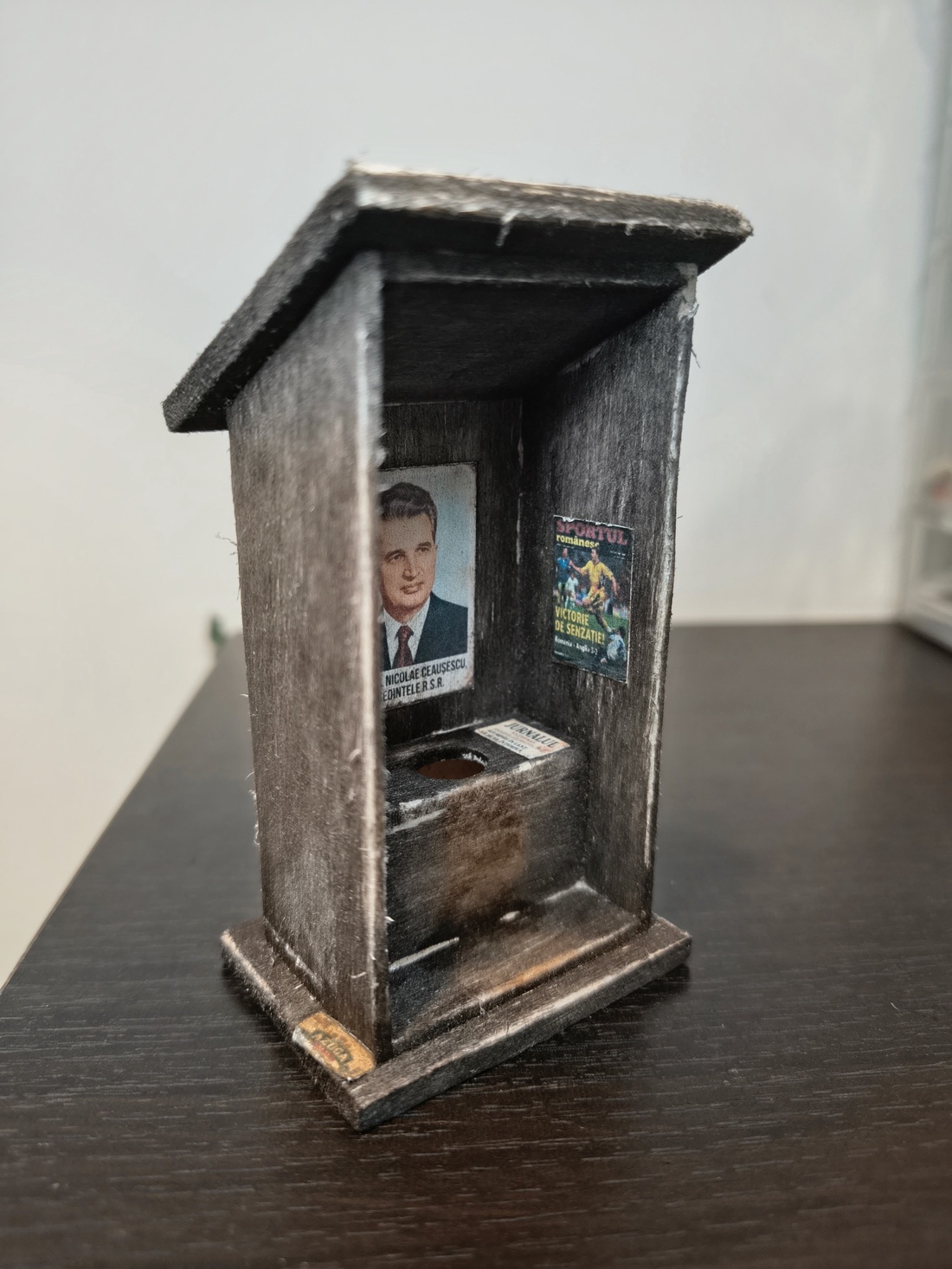 Machetă rustică în miniatură - WC de Curte - casă & stil de viață - decorațiuni de casă - decorațiuni de masă și rafturi - decorațiuni de masă - Artynos.ro