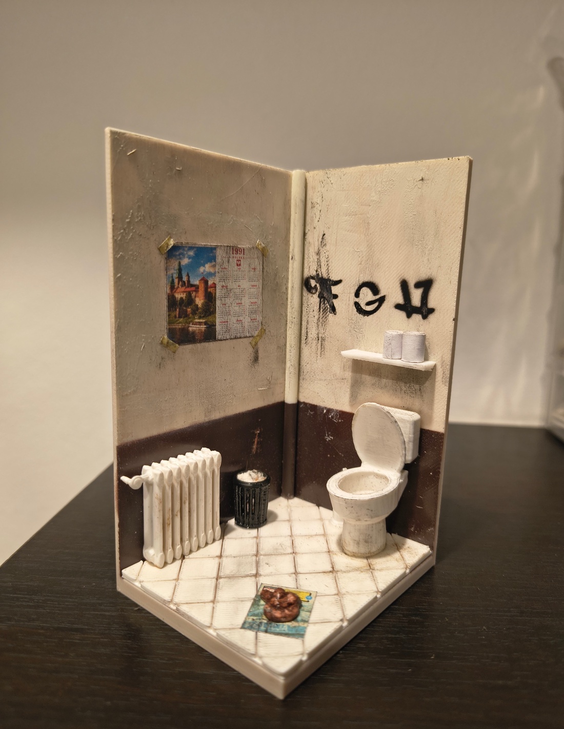 Machetă rustică în miniatură - WC public - casă & stil de viață - decorațiuni de casă - decorațiuni de masă și rafturi - decorațiuni de masă - Artynos.ro
