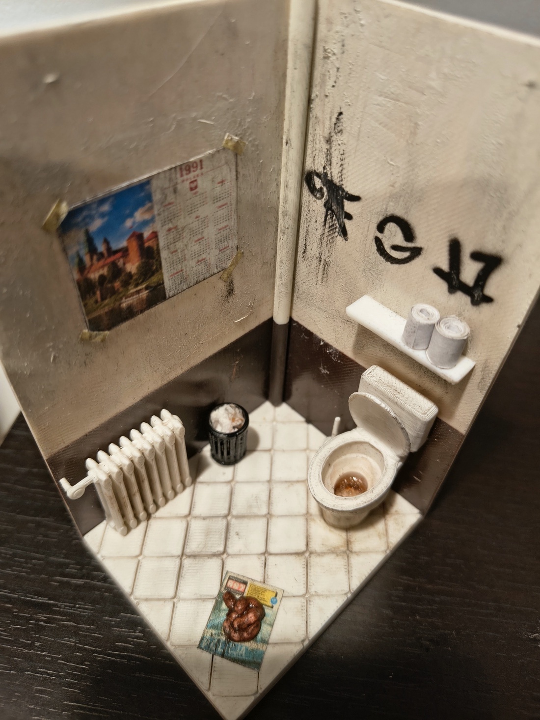 Machetă rustică în miniatură - WC public - casă & stil de viață - decorațiuni de casă - decorațiuni de masă și rafturi - decorațiuni de masă - Artynos.ro