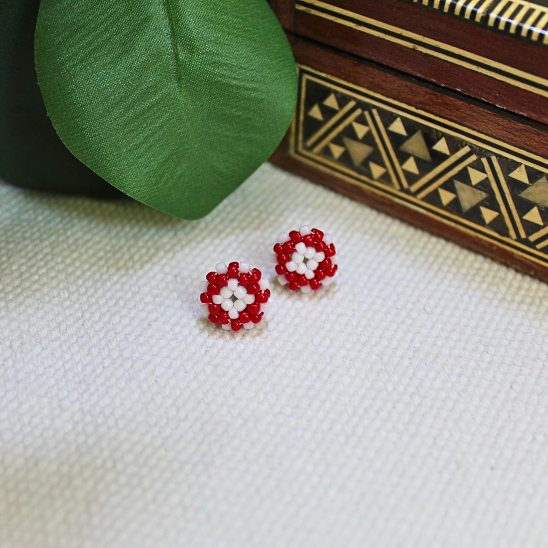 Cercei țintă Mugur - Roșu/Alb - bijuterii - cercei - cercei din mărgele - Artynos.ro