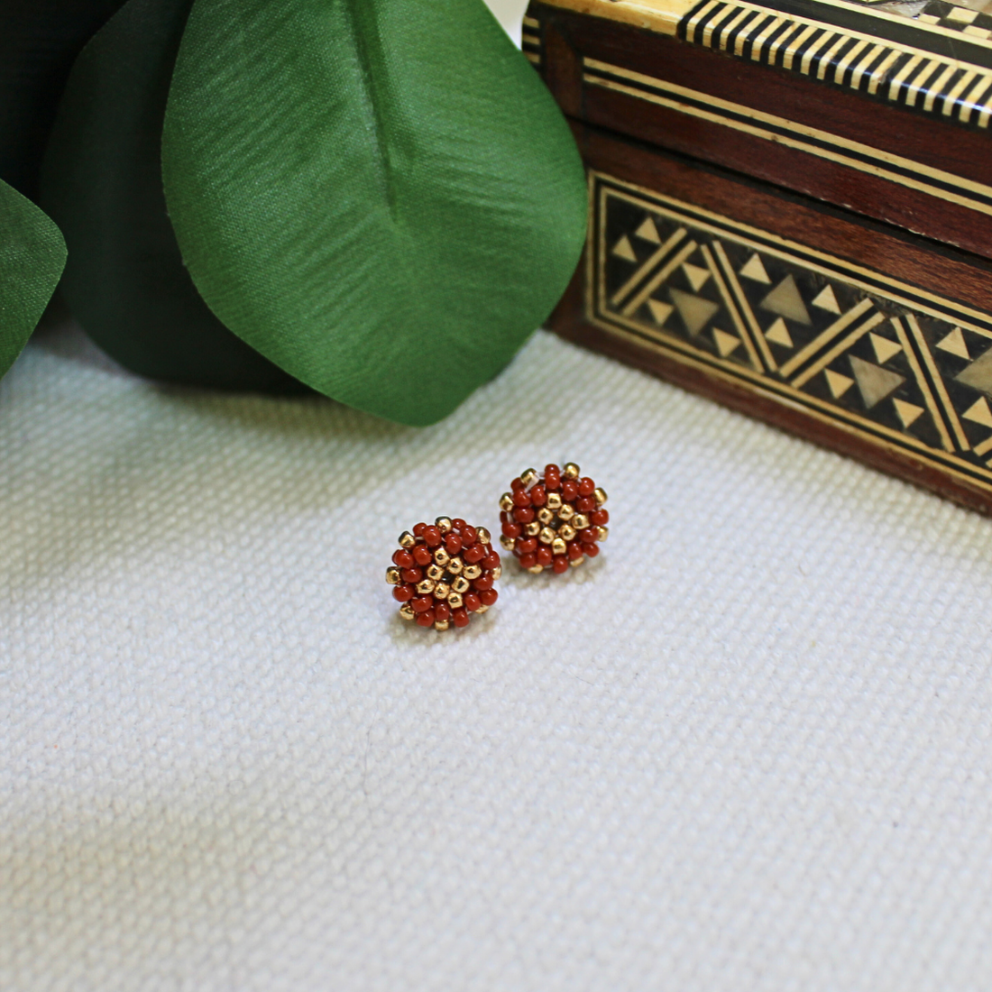 Cercei țintă Mugur - Teracotă/Auriu - bijuterii - cercei - cercei din mărgele - Artynos.ro