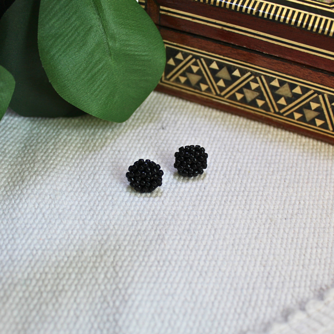 Cercei țintă Mugur - Negru - bijuterii - cercei - cercei din mărgele - Artynos.ro