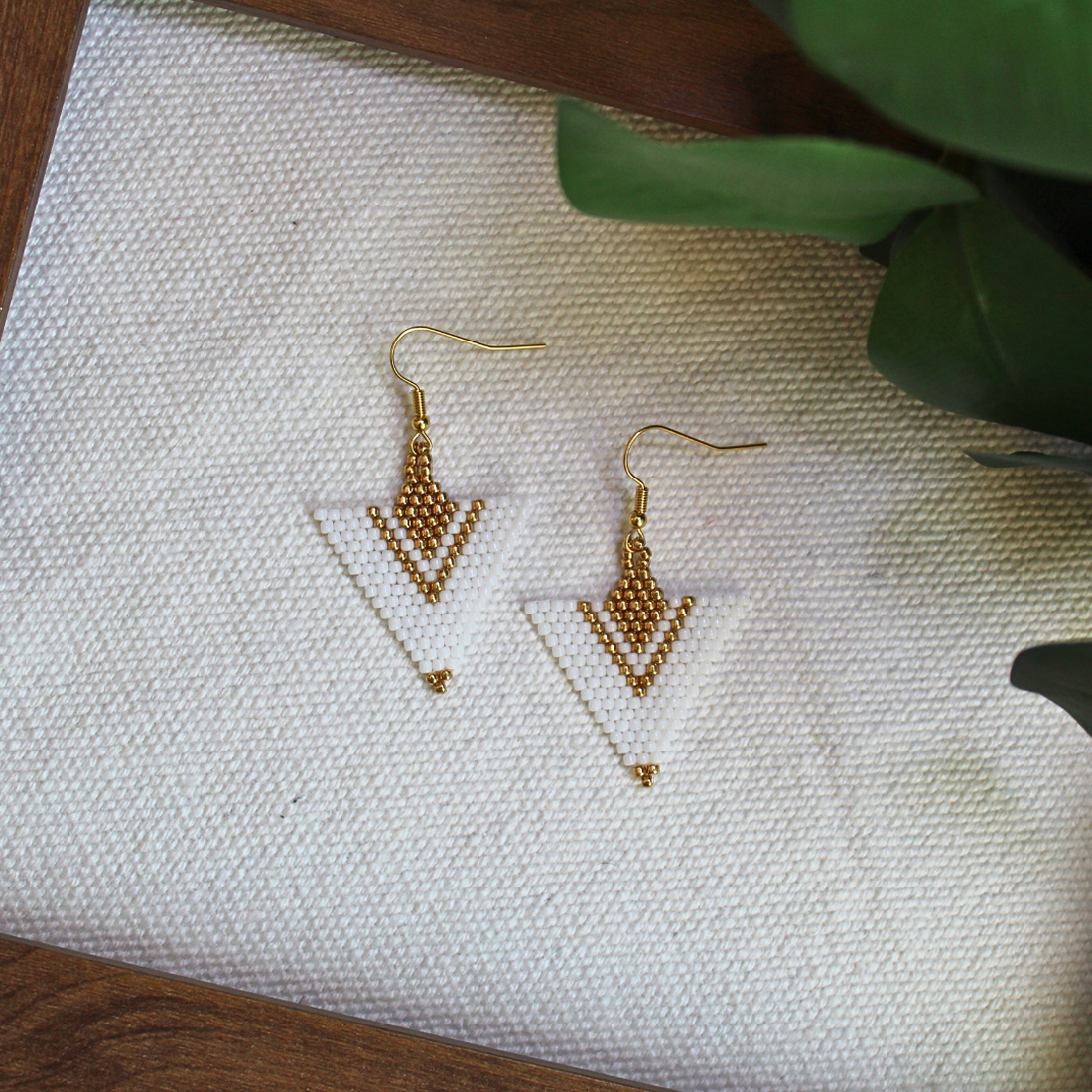 Cercei Arrow - Alb/Auriu - bijuterii - cercei - cercei din mărgele - Artynos.ro