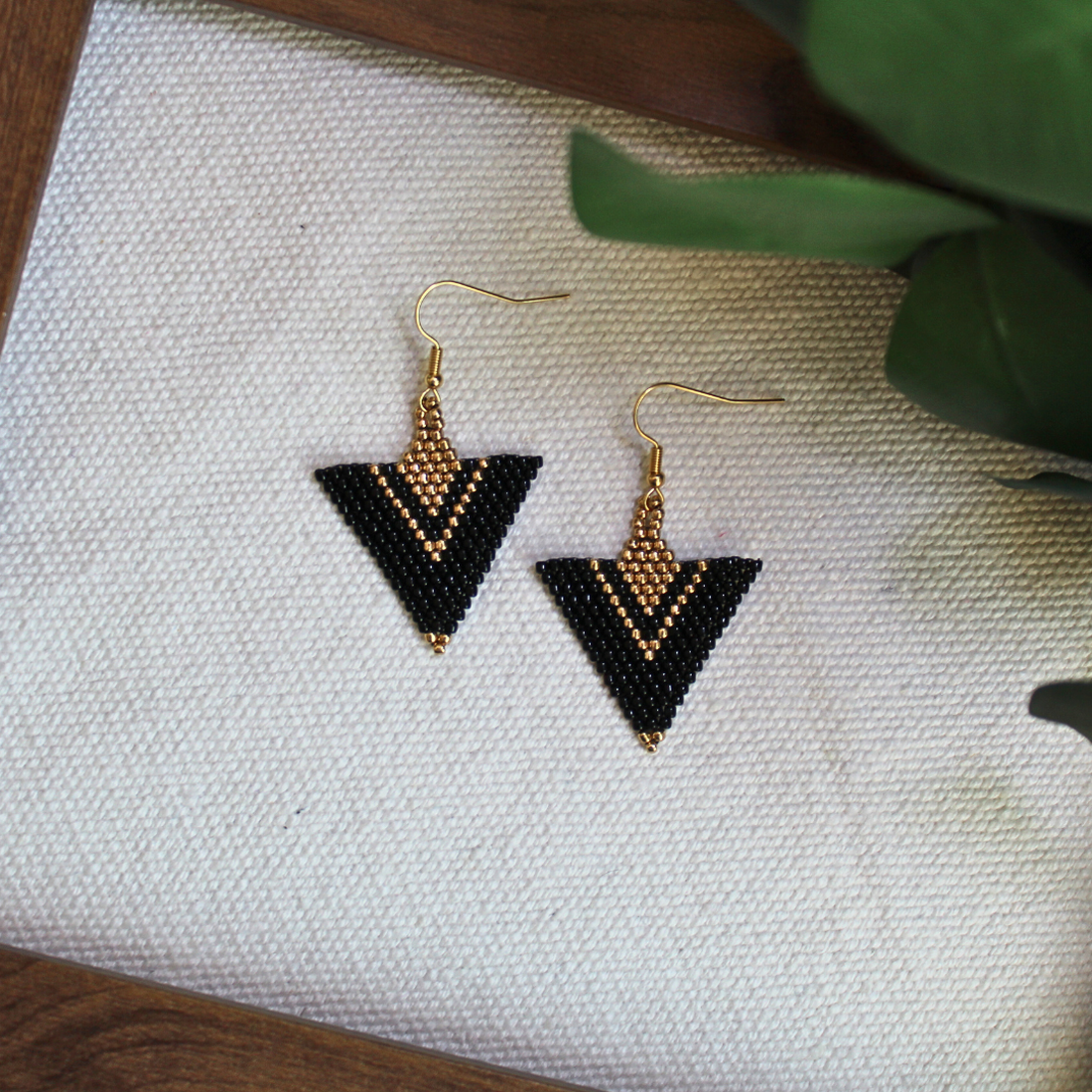 Cercei Arrow - Negru/Auriu - bijuterii - cercei - cercei din mărgele - Artynos.ro