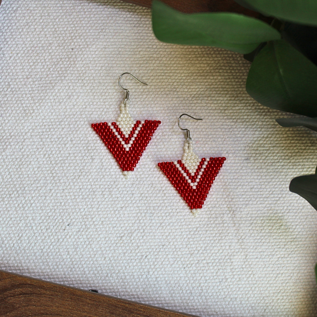 Cercei Arrow - Roșu - bijuterii - cercei - cercei din mărgele - Artynos.ro