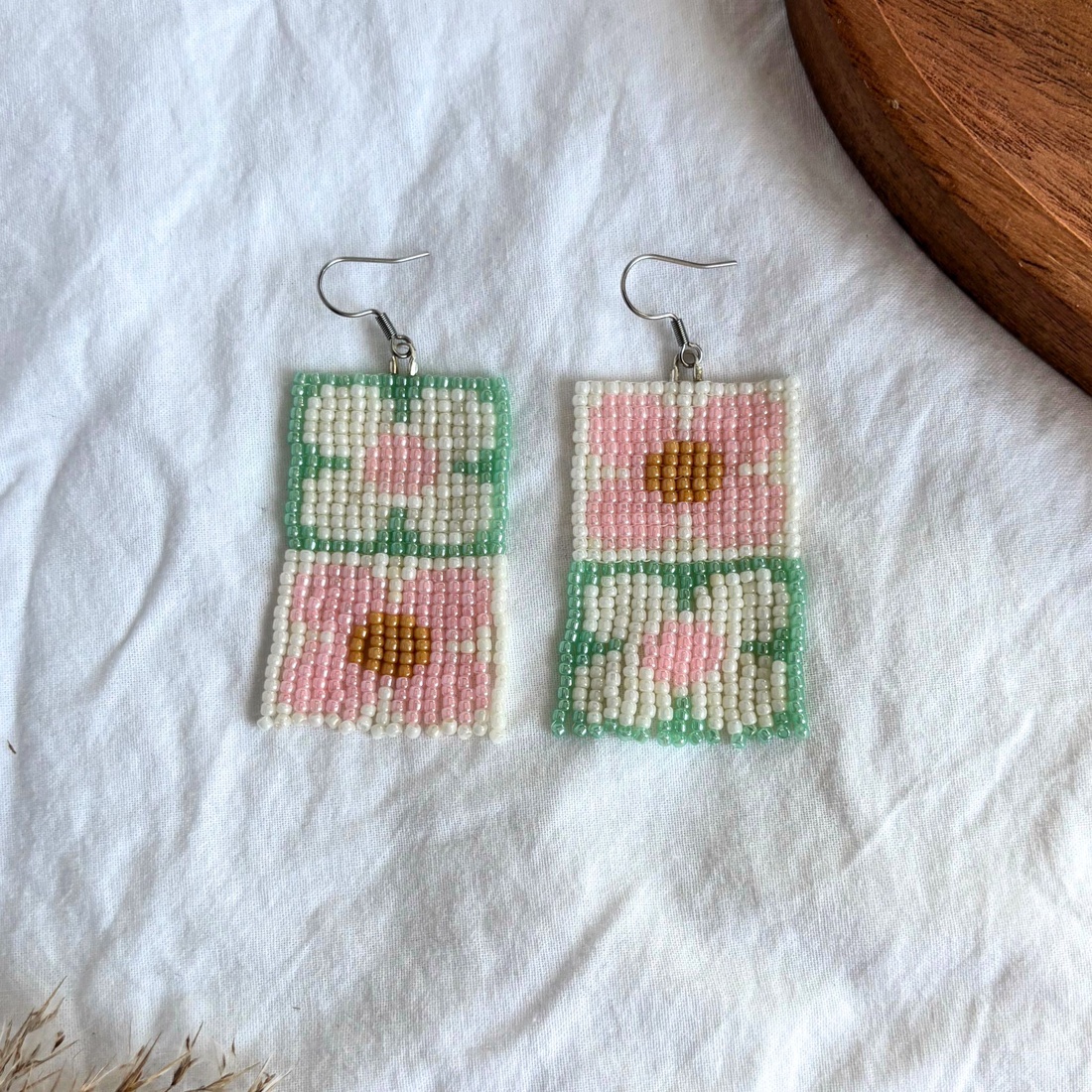 Cercei Flora - Roz/Verde - bijuterii - cercei - cercei din mărgele - Artynos.ro