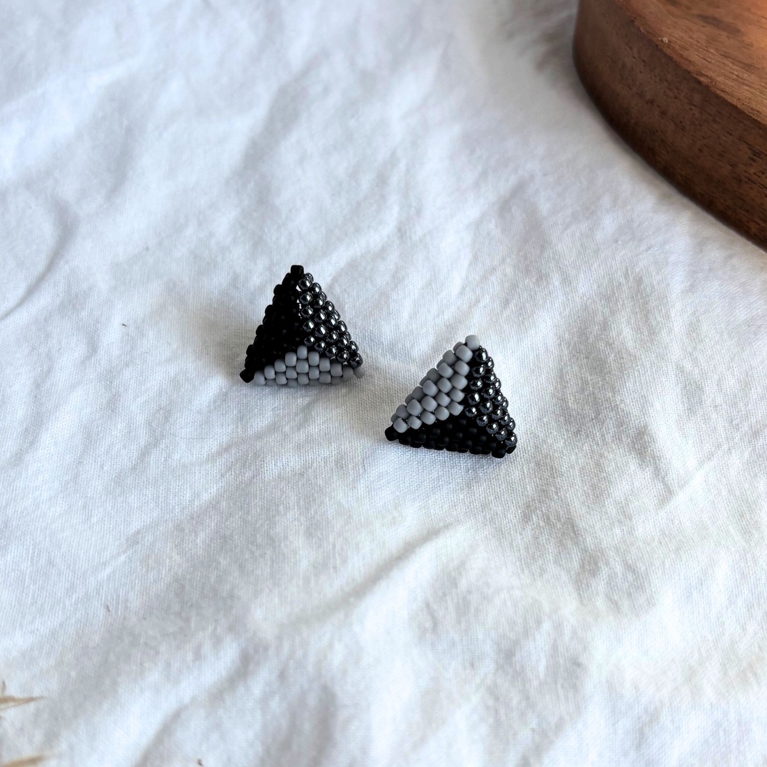 Cercei țintă Ivelle Noir - bijuterii - cercei - cercei din mărgele - Artynos.ro