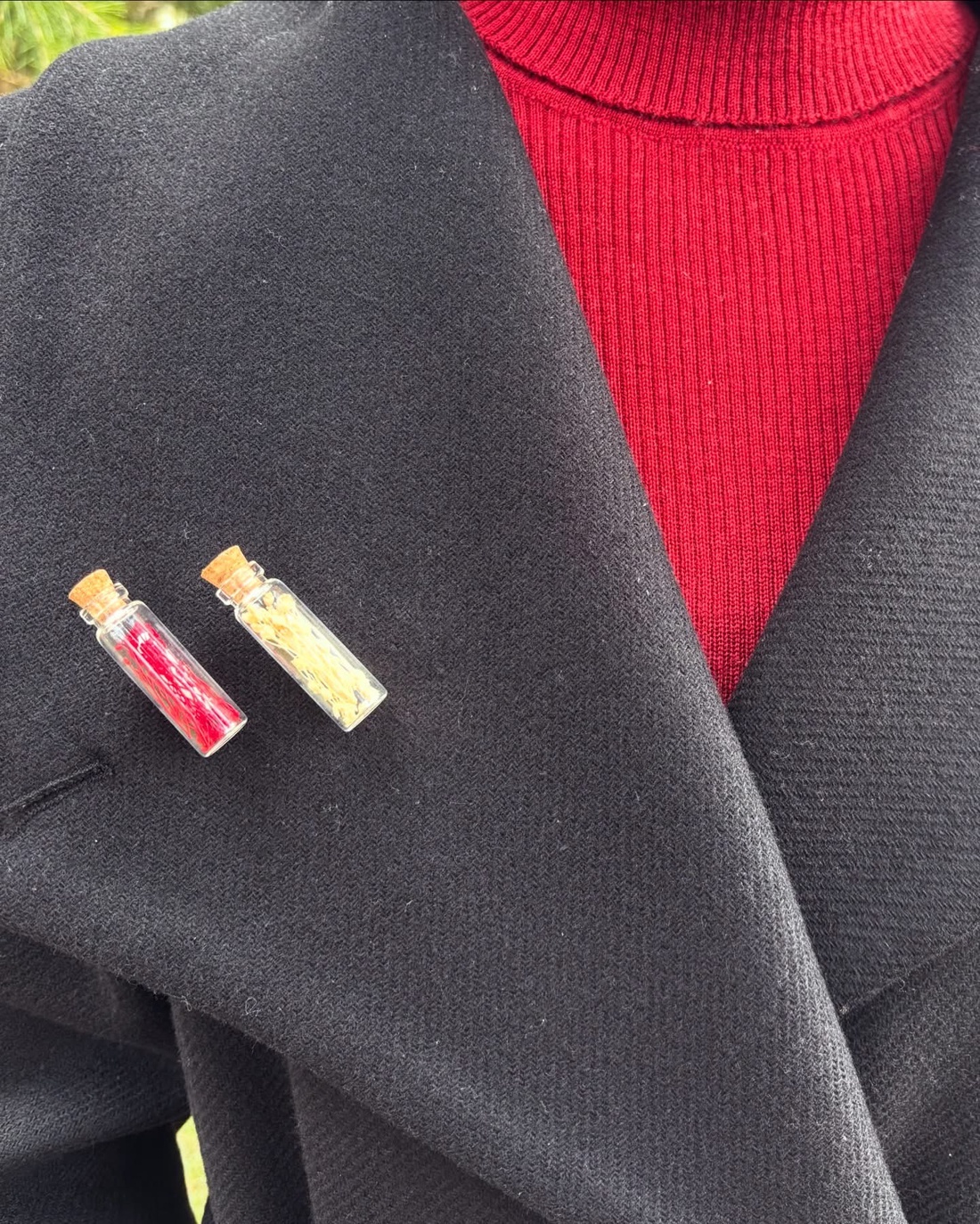 Flori de purtat - sticlute cu flori naturale - bijuterii - broșe - Artynos.ro