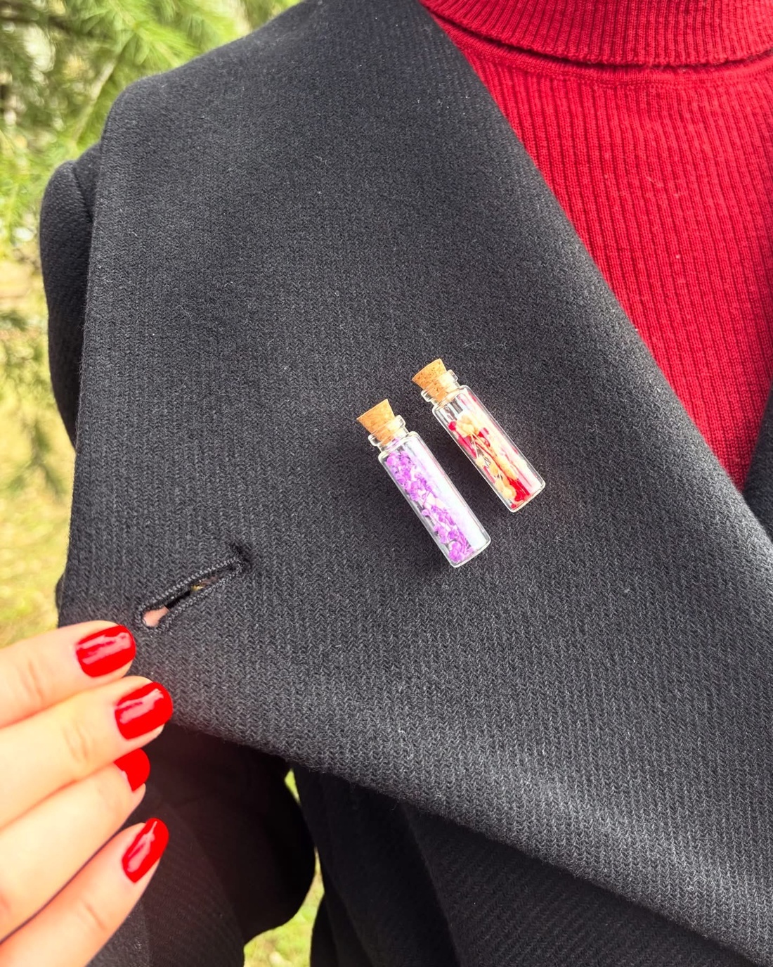 Flori de purtat - sticlute cu flori naturale - bijuterii - broșe - Artynos.ro