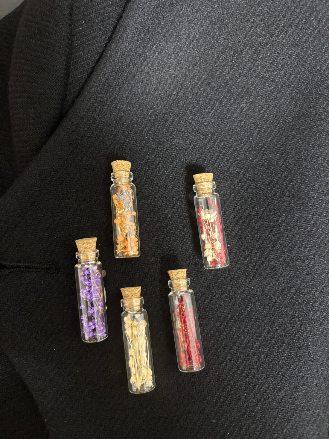 Flori de purtat - sticlute cu flori naturale - bijuterii - broșe - Artynos.ro