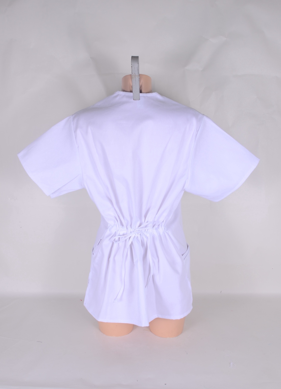 Tunică albă de lucru pentru personalul medical - îmbrăcăminte și modă - haine damă - tunică - Artynos.ro