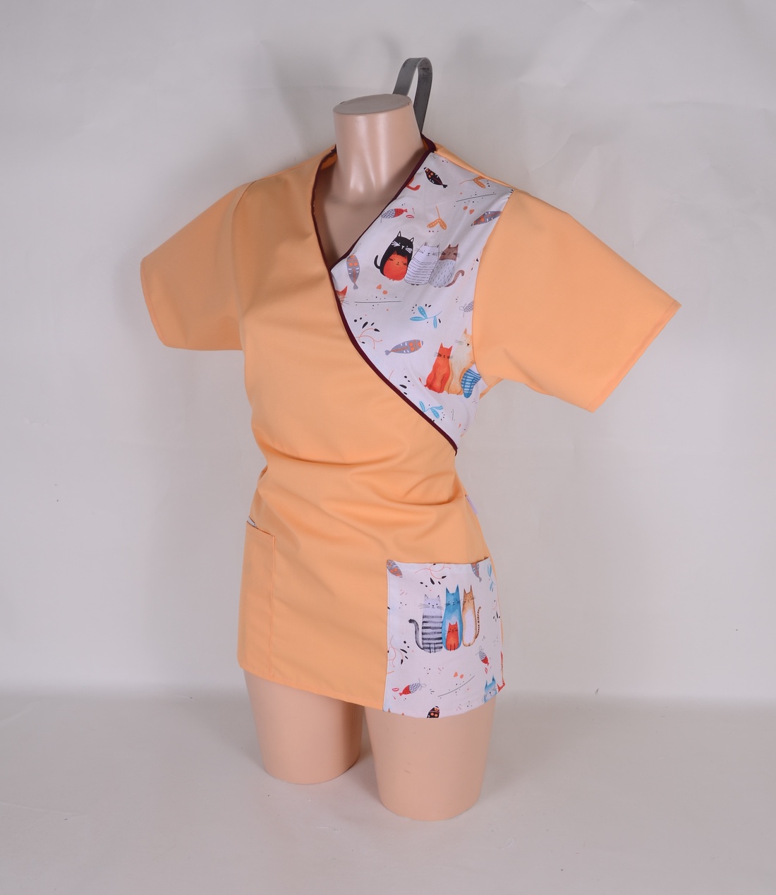 Tunică și halat de lucru pentru sectorul medical și cel al frumuseții - îmbrăcăminte și modă - haine damă - costume de lucru - Artynos.ro