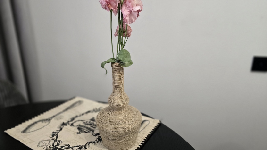 Vază decorativă handmade din sticlă îmbrăcată în sfoară de iută Stil Rustic - casă & stil de viață - decorațiuni de casă - accesorii florale - vaze - Artynos.ro