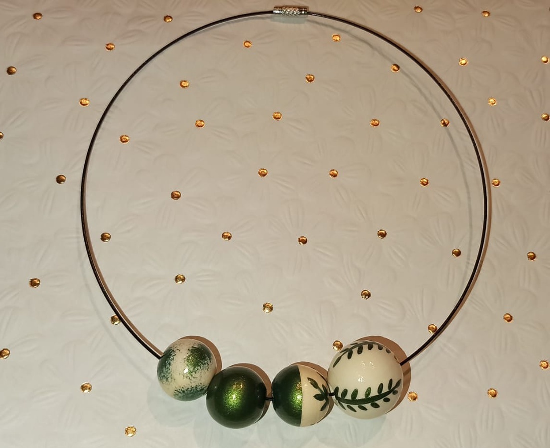 Colier handmade cu verde metalizat - bijuterii - coliere - coliere din mărgele - Artynos.ro