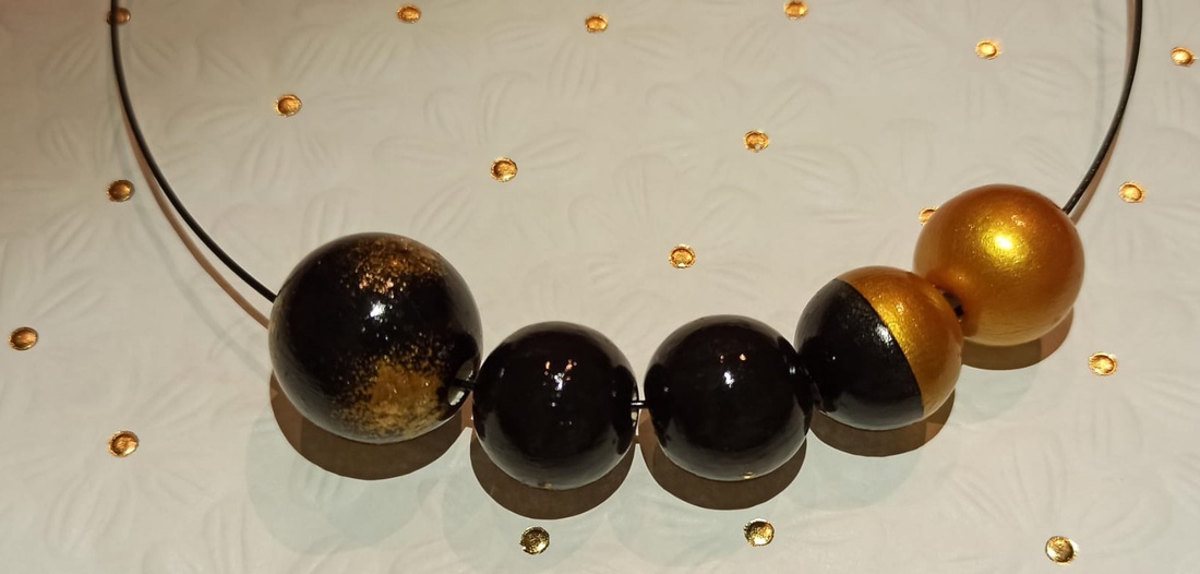 Colier handmade negru cu auriu - bijuterii - coliere - coliere din mărgele - Artynos.ro