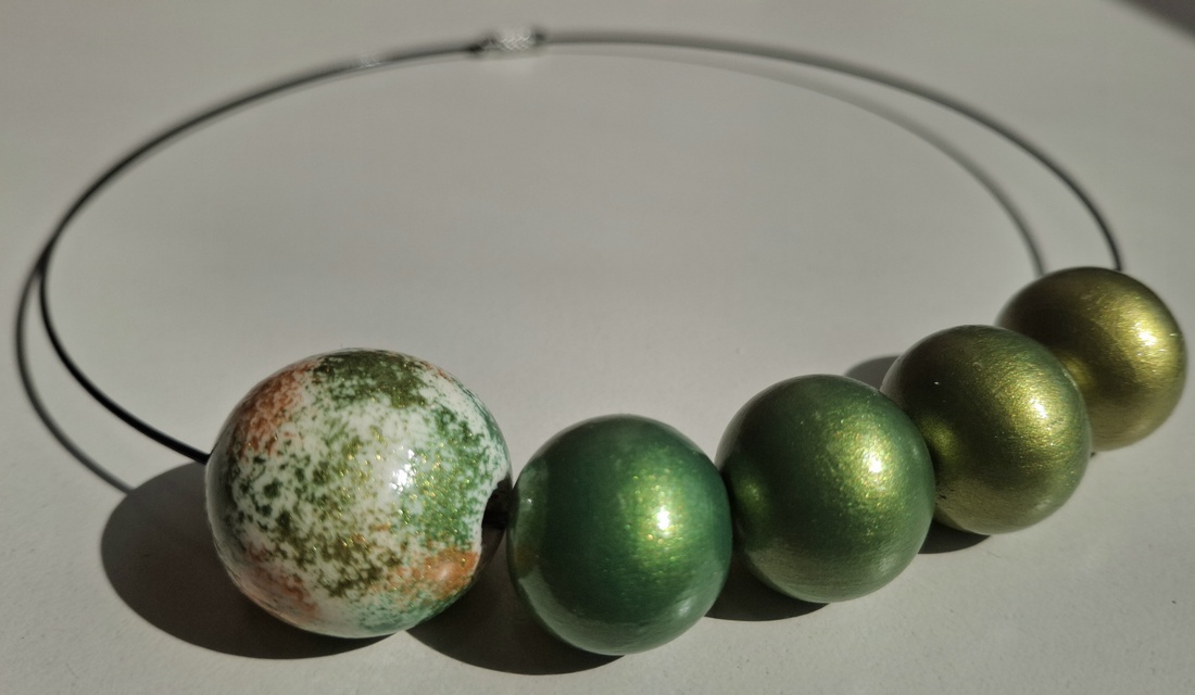 Colier handmade metalizat verde cu auriu - bijuterii - coliere - coliere din mărgele - Artynos.ro