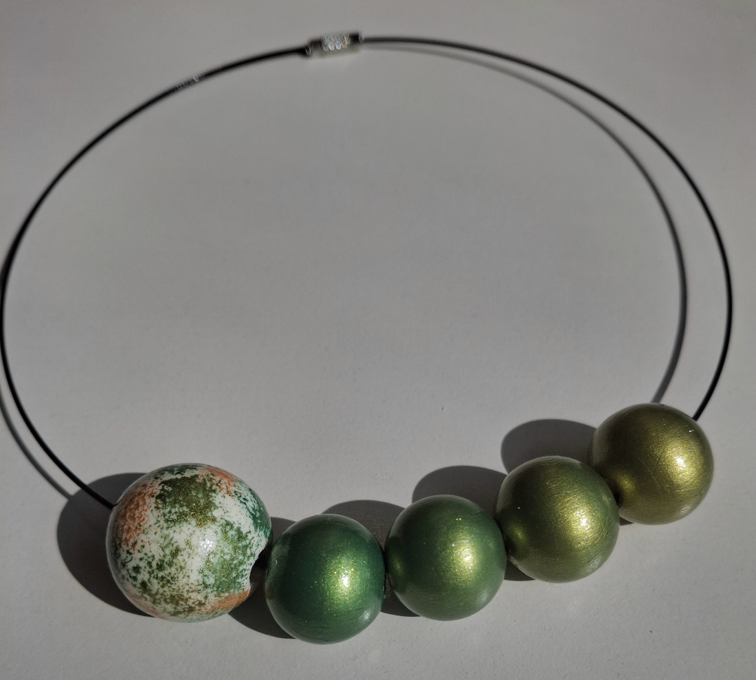 Colier handmade metalizat verde cu auriu - bijuterii - coliere - coliere din mărgele - Artynos.ro