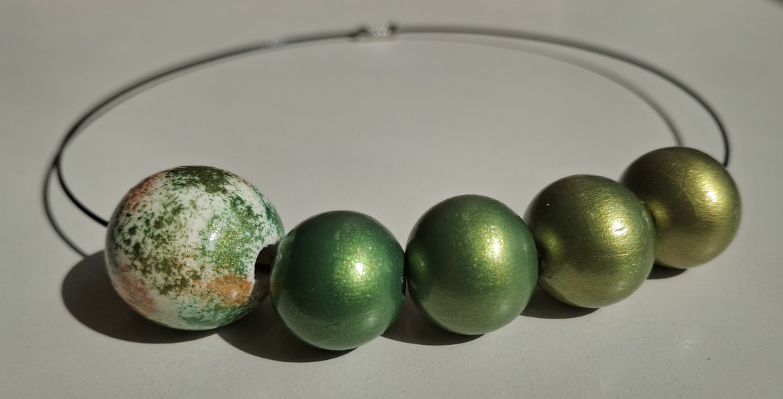 Colier handmade metalizat verde cu auriu - bijuterii - coliere - coliere din mărgele - Artynos.ro