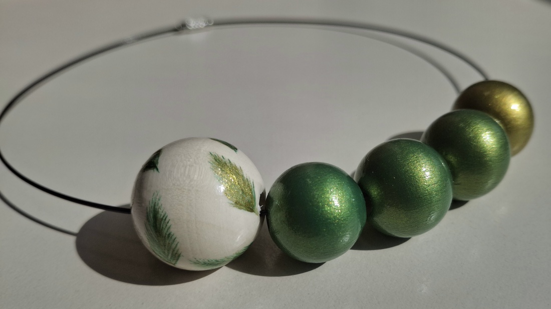 Colier handmade verde metalizat cu auriu - bijuterii - coliere - coliere din mărgele - Artynos.ro