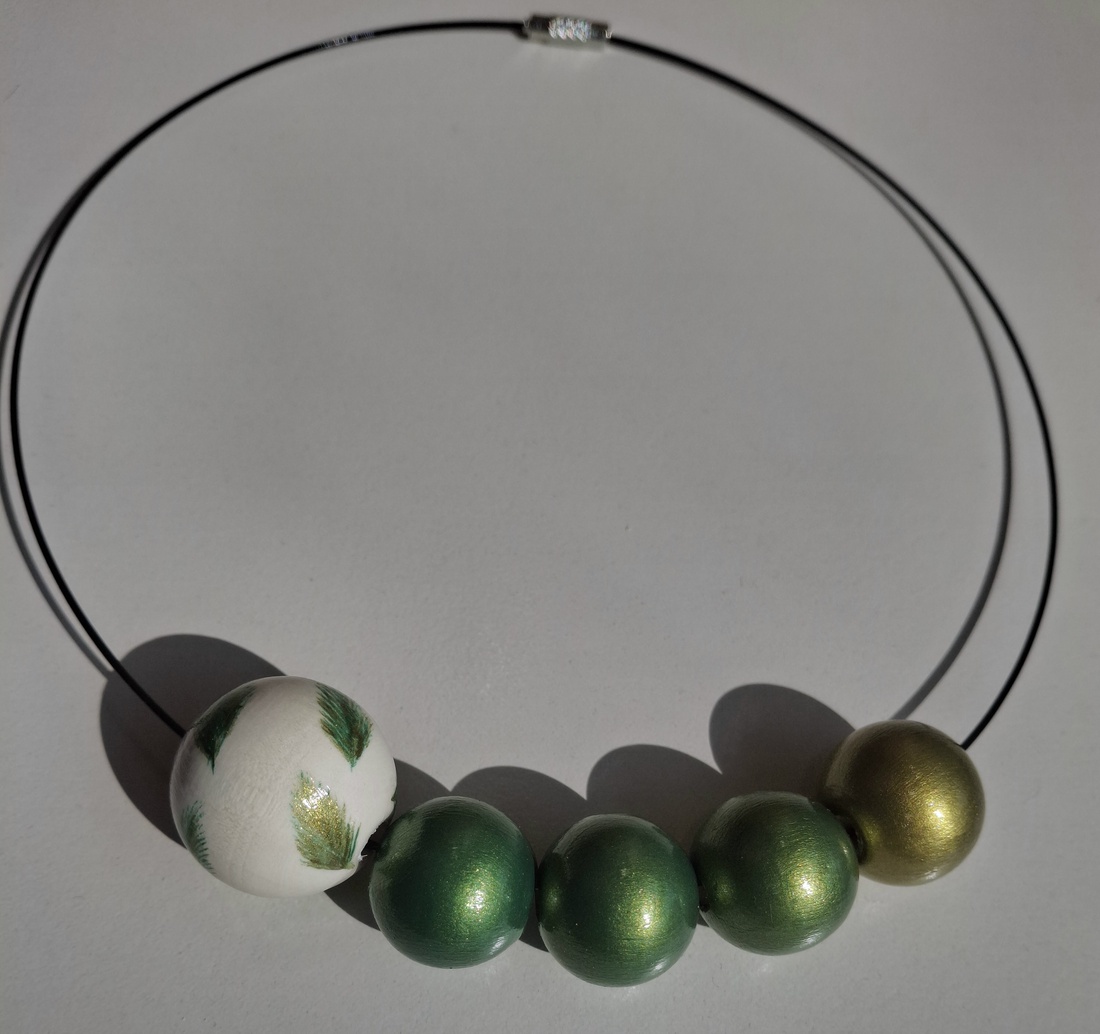 Colier handmade verde metalizat cu auriu - bijuterii - coliere - coliere din mărgele - Artynos.ro