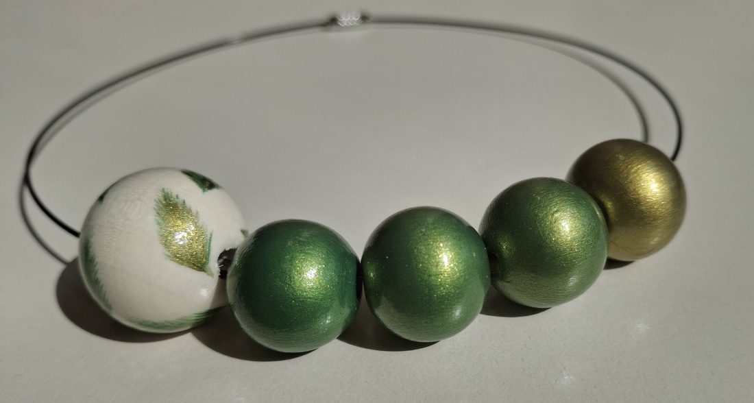 Colier handmade verde metalizat cu auriu - bijuterii - coliere - coliere din mărgele - Artynos.ro