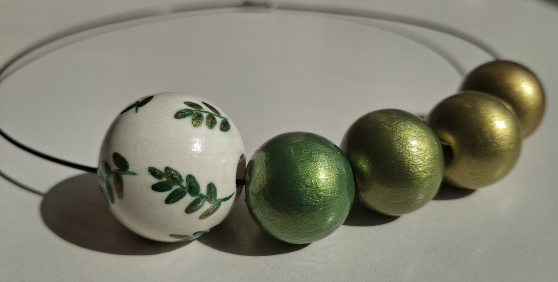 Colier handmade verde cu auriu - bijuterii - coliere - coliere din mărgele - Artynos.ro