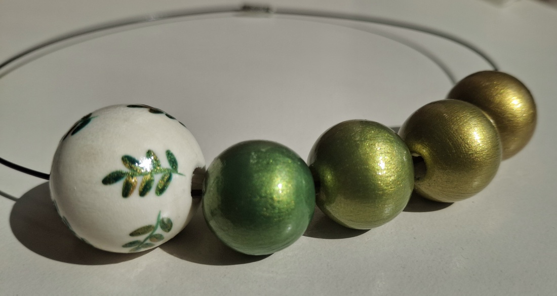 Colier handmade verde cu auriu - bijuterii - coliere - coliere din mărgele - Artynos.ro