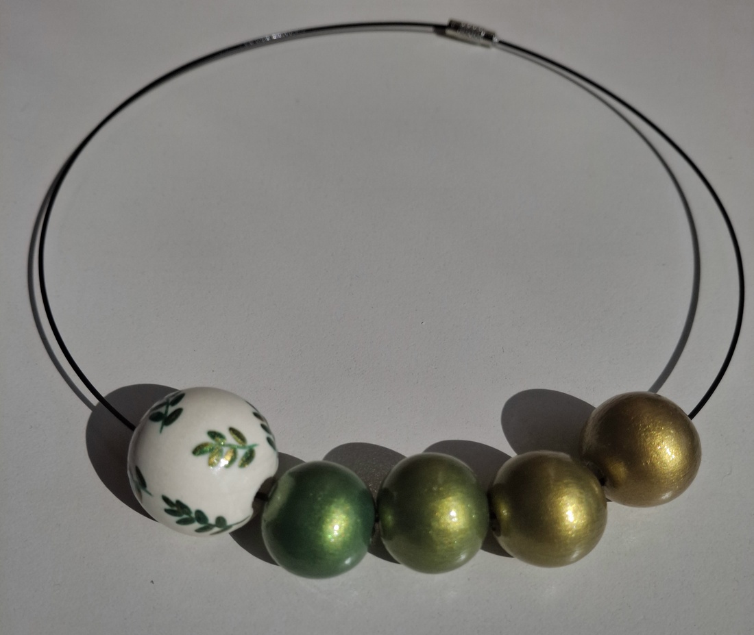 Colier handmade verde cu auriu - bijuterii - coliere - coliere din mărgele - Artynos.ro