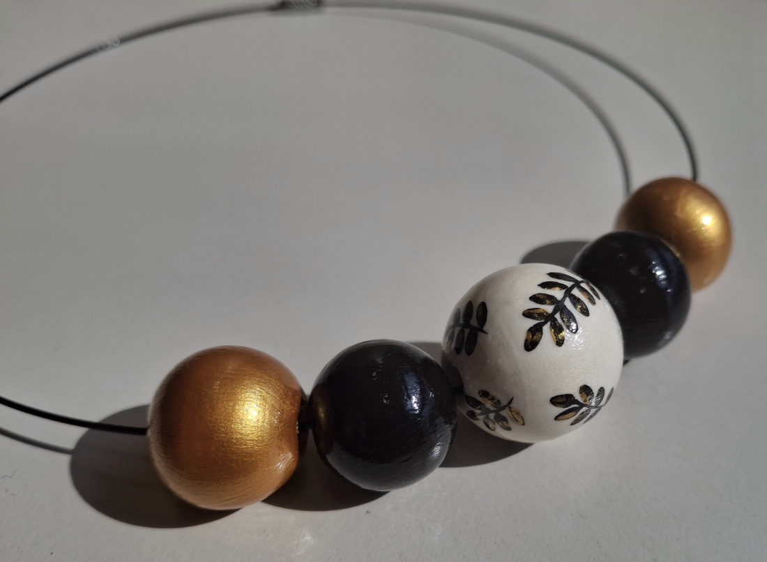 Colier handmade negru cu auriu - bijuterii - coliere - coliere din mărgele - Artynos.ro