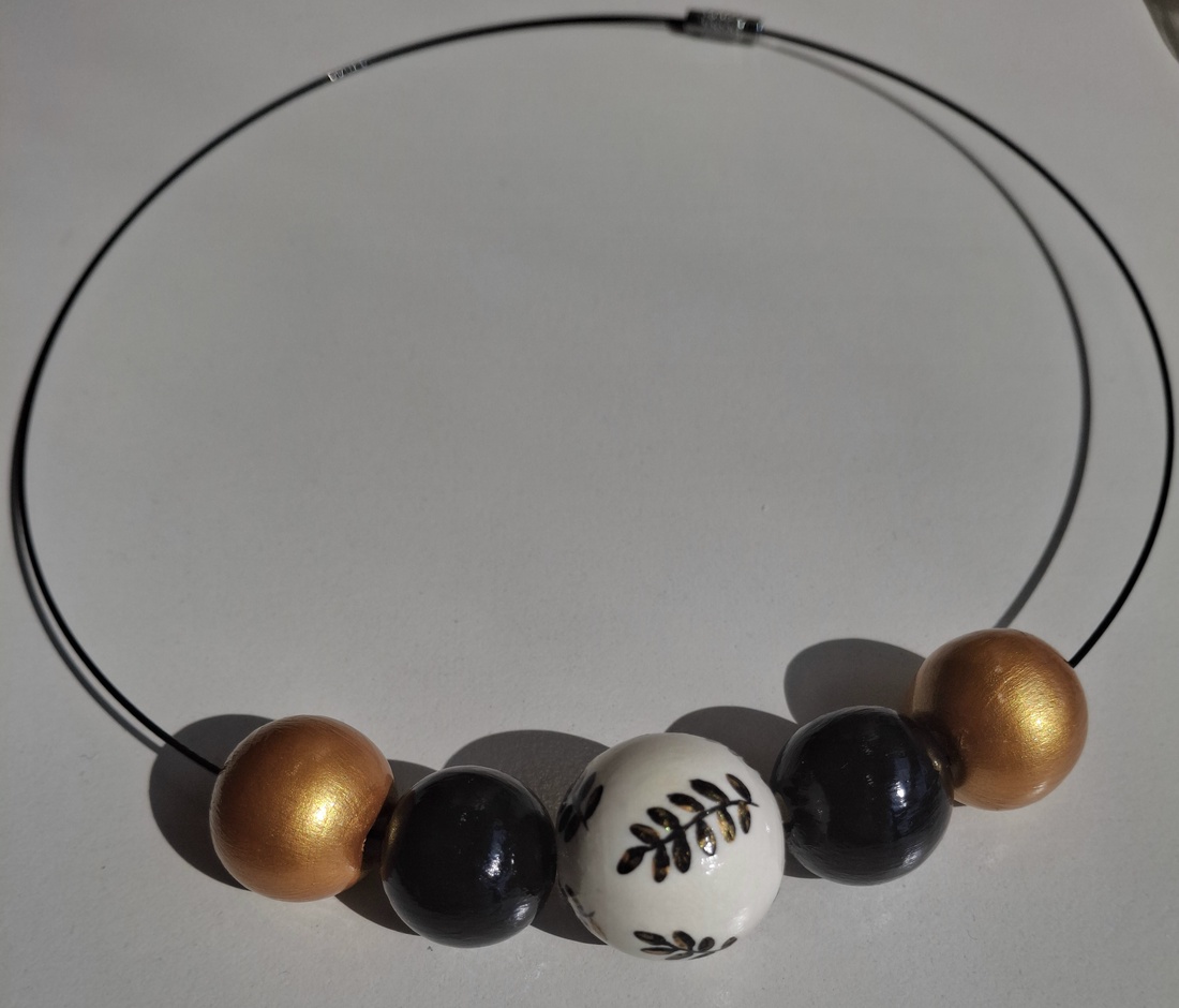 Colier handmade negru cu auriu - bijuterii - coliere - coliere din mărgele - Artynos.ro