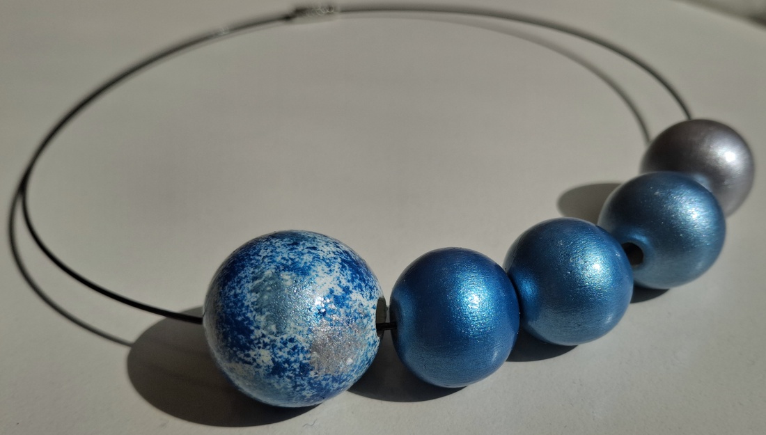 Colier handmade albastru cu argintiu - bijuterii - coliere - coliere din mărgele - Artynos.ro