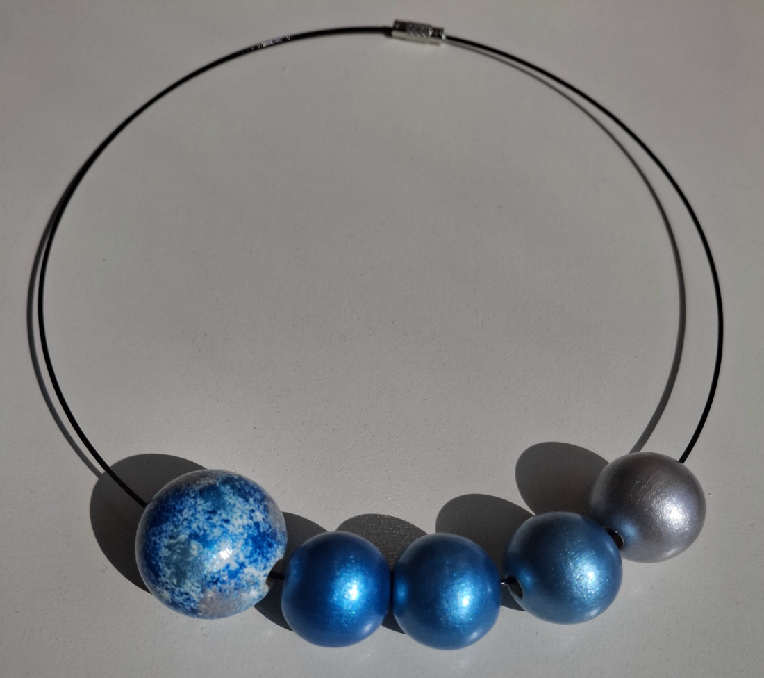 Colier handmade albastru cu argintiu - bijuterii - coliere - coliere din mărgele - Artynos.ro