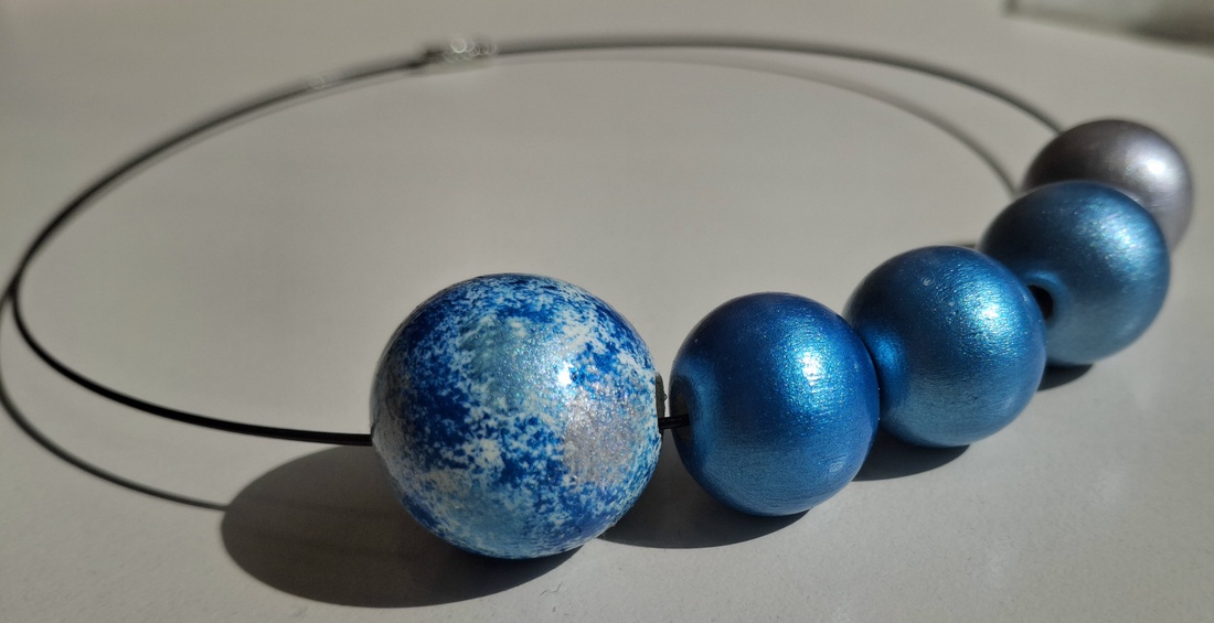 Colier handmade albastru cu argintiu - bijuterii - coliere - coliere din mărgele - Artynos.ro