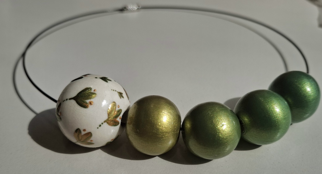 Colier handmade verde cu auriu - bijuterii - coliere - coliere din mărgele - Artynos.ro