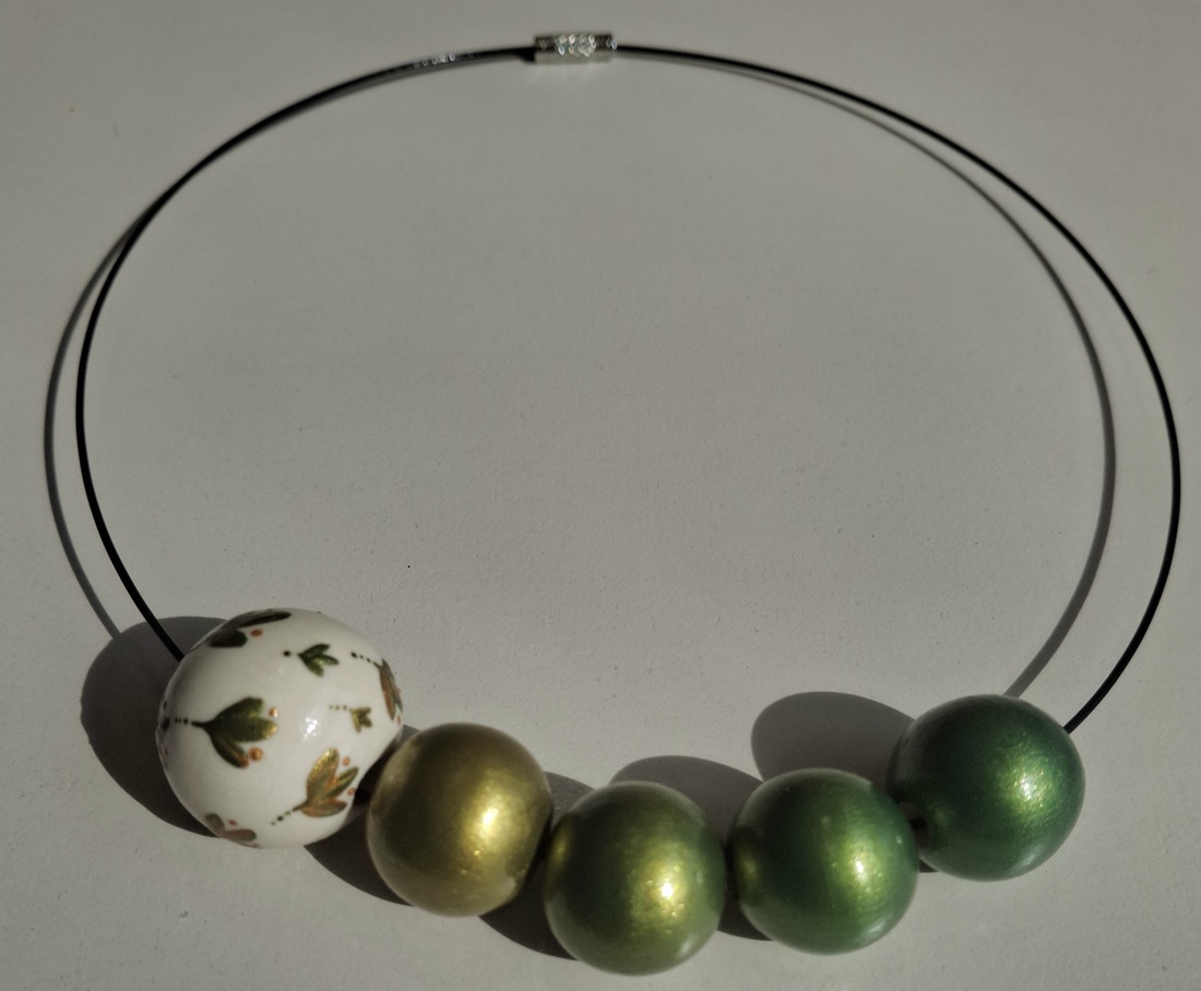 Colier handmade verde cu auriu - bijuterii - coliere - coliere din mărgele - Artynos.ro