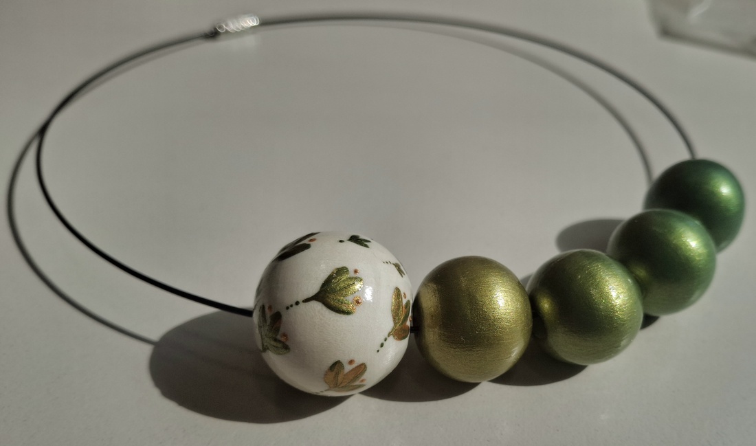 Colier handmade verde cu auriu - bijuterii - coliere - coliere din mărgele - Artynos.ro