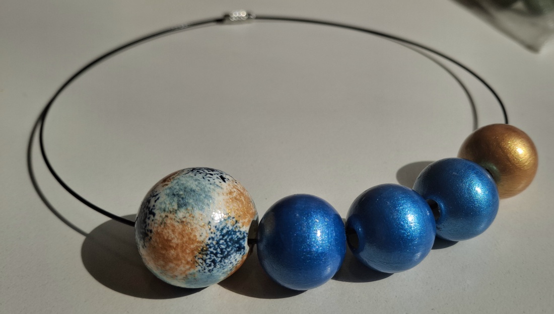 Colier handmade albastru cu auriu - bijuterii - coliere - coliere din mărgele - Artynos.ro