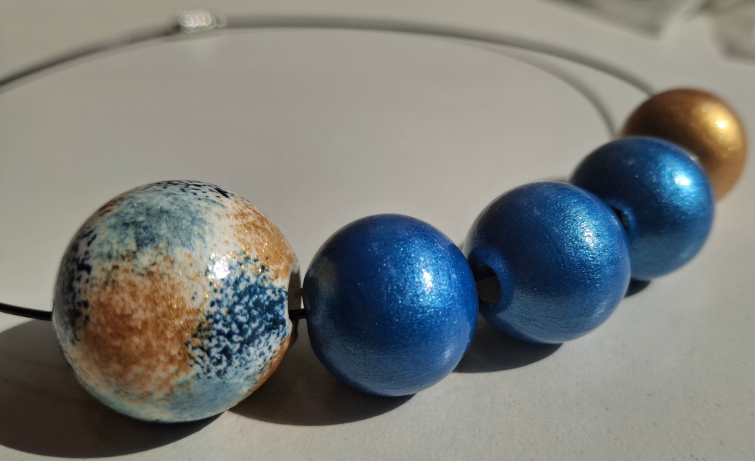 Colier handmade albastru cu auriu - bijuterii - coliere - coliere din mărgele - Artynos.ro