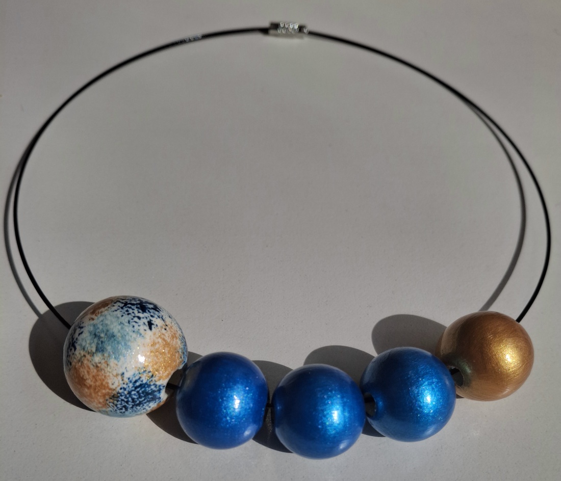 Colier handmade albastru cu auriu - bijuterii - coliere - coliere din mărgele - Artynos.ro