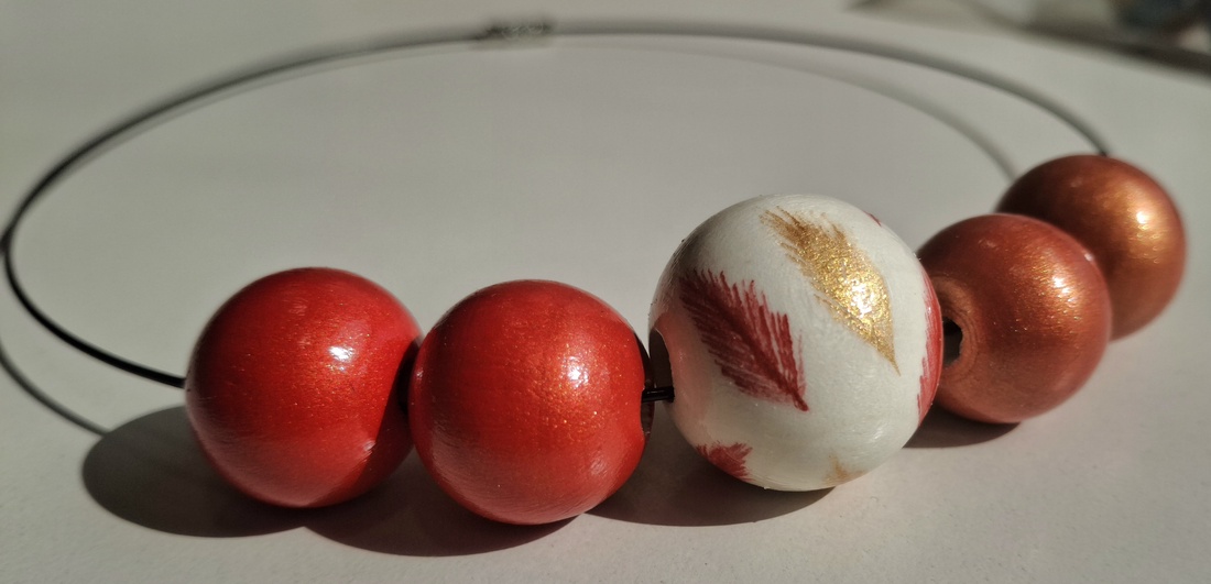 Colier handmade rosu cu auriu - bijuterii - coliere - coliere din mărgele - Artynos.ro