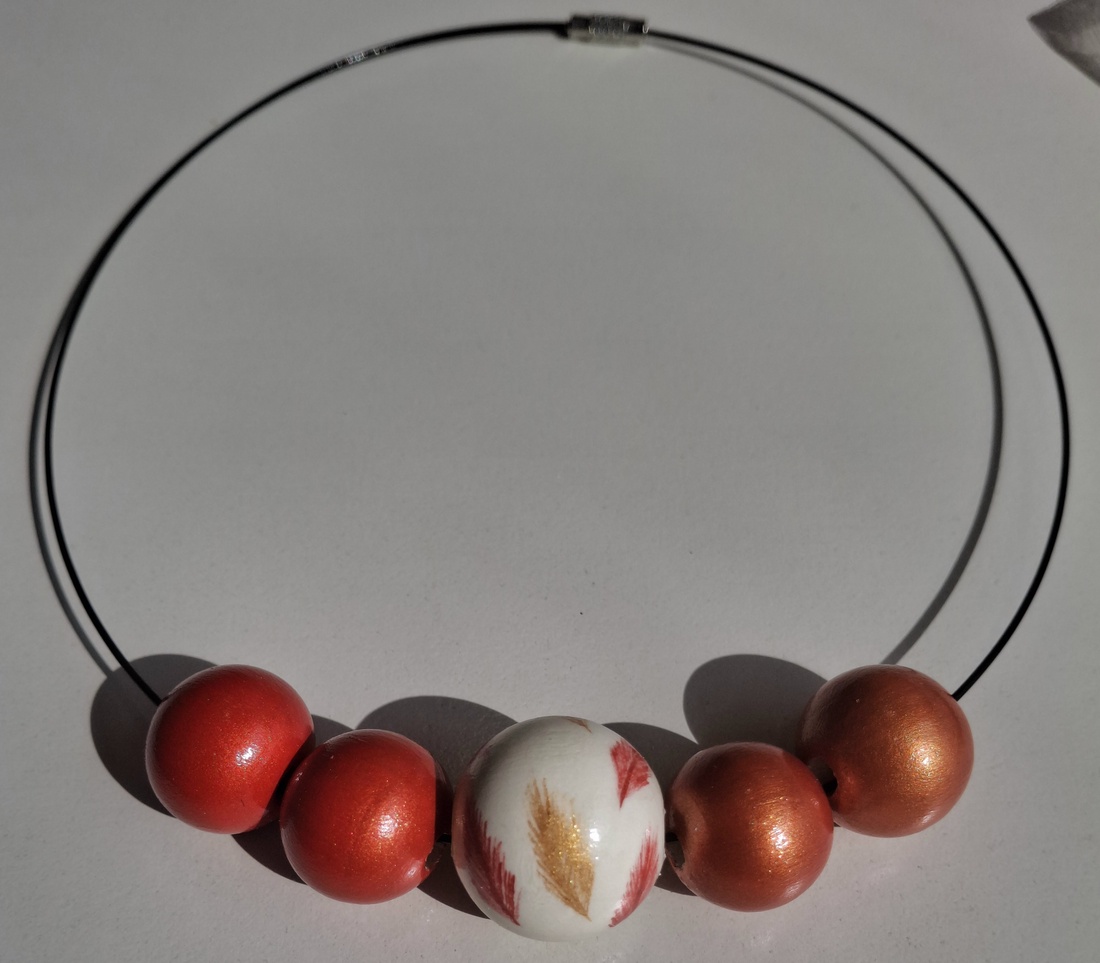 Colier handmade rosu cu auriu - bijuterii - coliere - coliere din mărgele - Artynos.ro