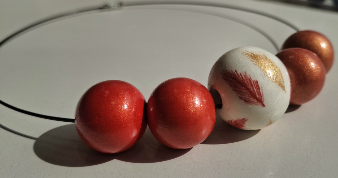 Colier handmade rosu cu auriu - bijuterii - coliere - coliere din mărgele - Artynos.ro