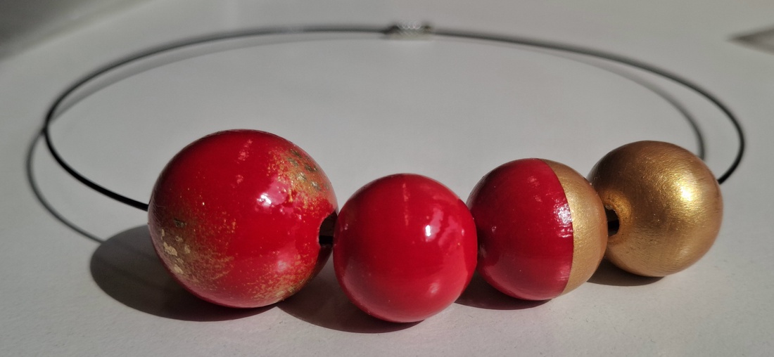 Colier handmade rosu cu auriu - bijuterii - coliere - coliere din mărgele - Artynos.ro